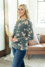Load image into Gallery viewer, Kayla Lightweight Pullover - Green and Tan Floral